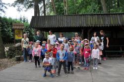 Grupa przedszkolaków w Stanicy Myśliwskiej